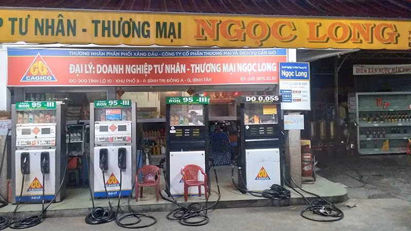 Cửa hàng Ngọc Long, số 900 Tỉnh Lộ 10, khu phố 9, phường Bình Trị Đông, quận Bình Tân, Thành phố Hồ Chí Minh cũng phải đóng cửa nghỉ bán xăng dầu tối ngày 9/10. (Ảnh: TẤN HAY)