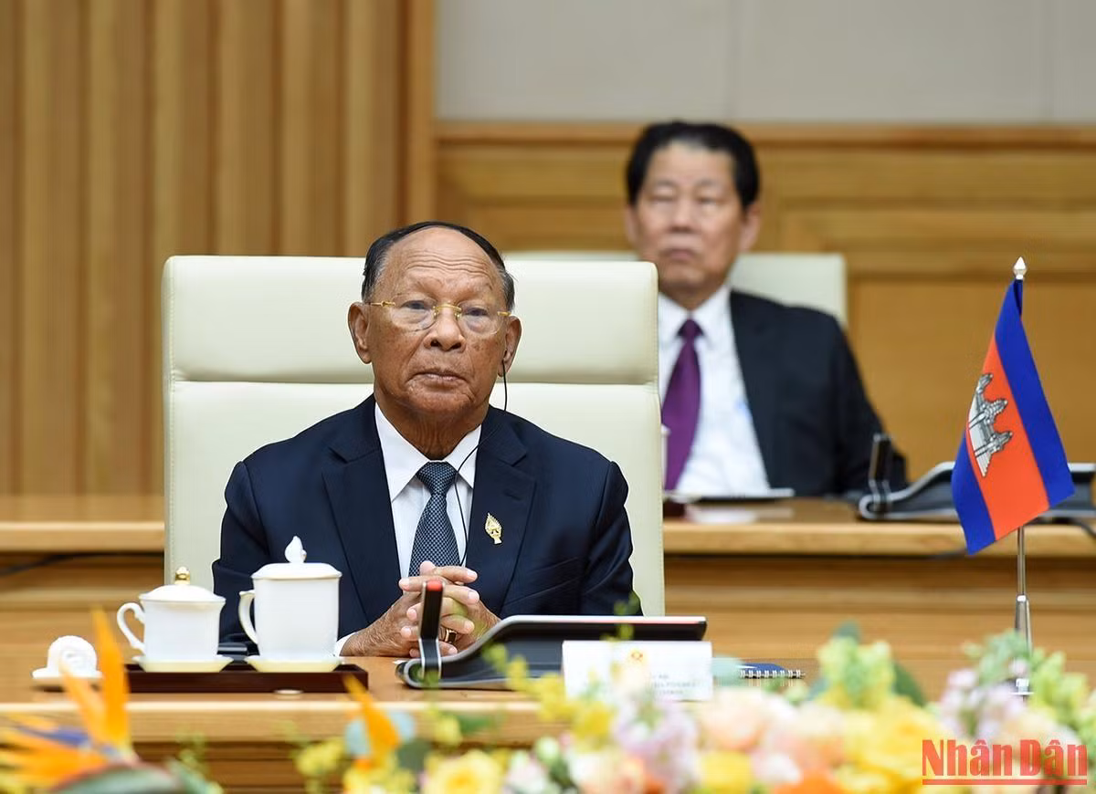 Chủ tịch Quốc hội Campuchia Samdech Heng Samrin chân thành chúc mừng những thành tựu toàn diện mà Chính phủ và nhân dân Việt Nam, dưới sự lãnh đạo sáng suốt của Đảng Cộng sản Việt Nam, đã giành được thời gian qua.