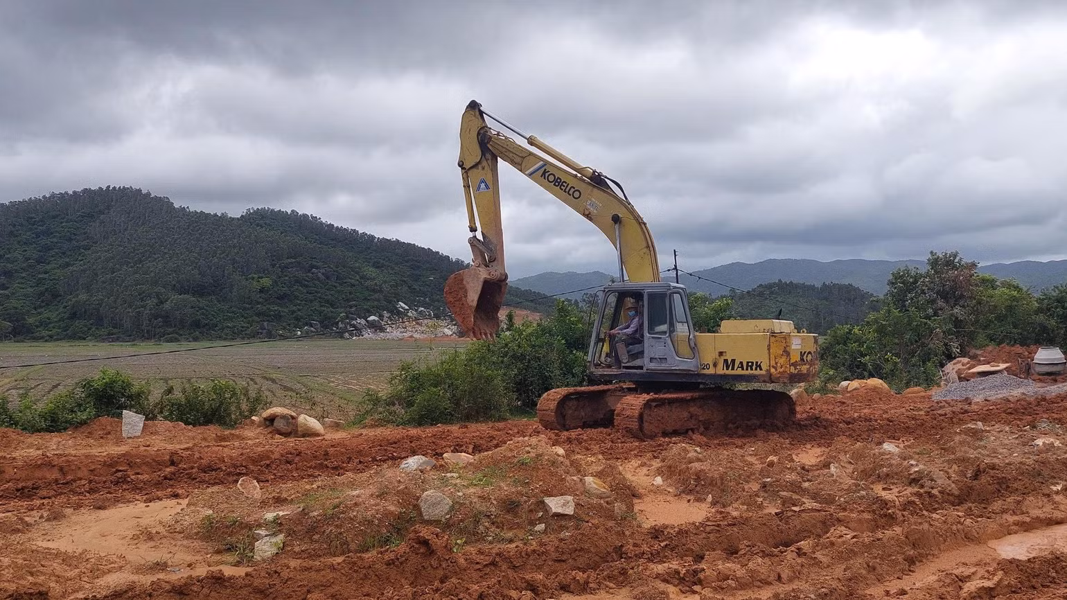 Tổ công tác đang điều phương tiện tháo dỡ đường dây diện kéo vào khu vực khai thác đá trái phép.