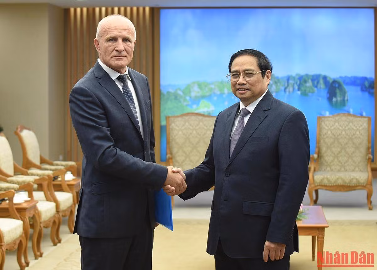 Thủ tướng Phạm Minh Chính đón Giám đốc Viện Nghiên cứu khoa học dược liệu và tinh dầu Liên bang Nga, Viện sĩ Viện Hàn lâm khoa học Liên bang Nga Sidelnikov Nikolai Ivanovich.