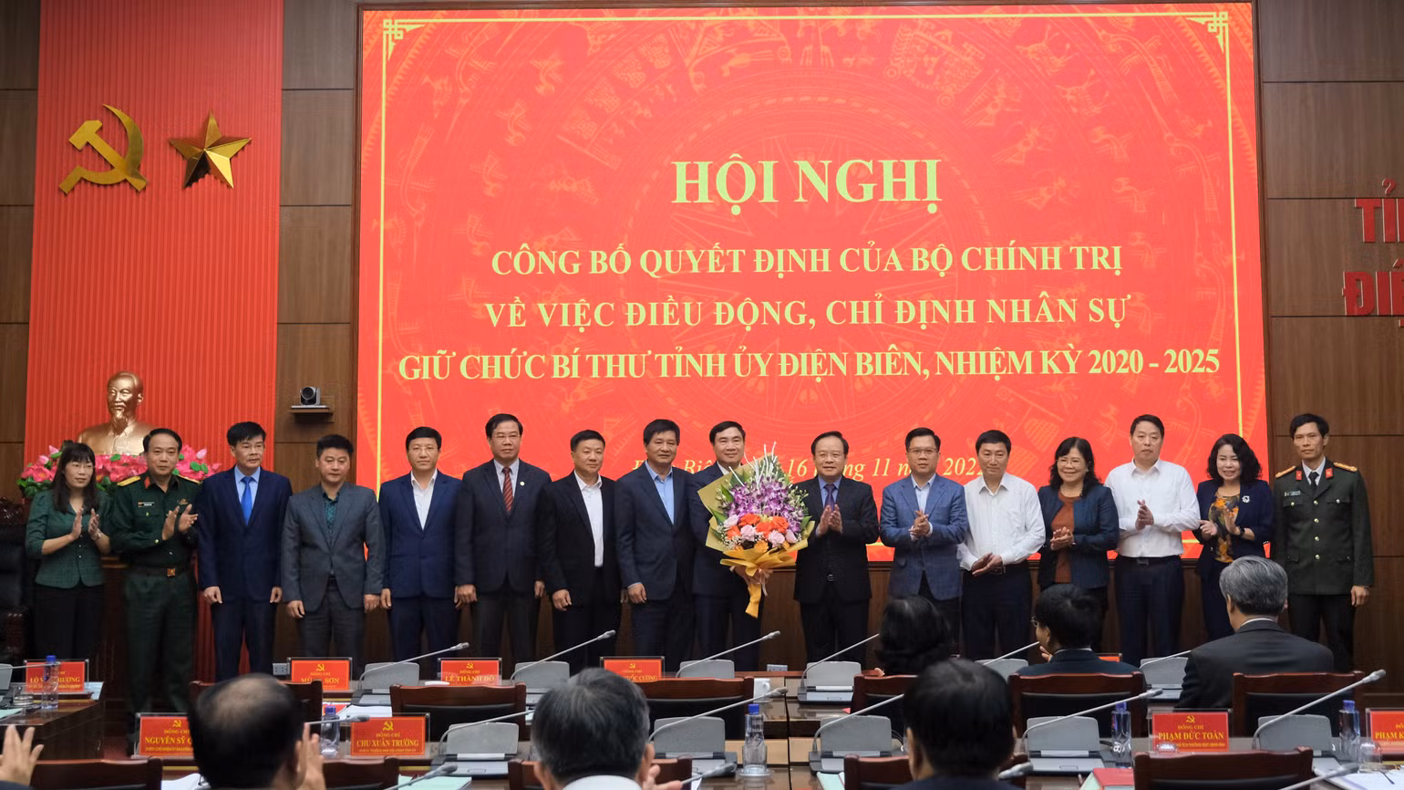 Các đồng chí Thường trực Tỉnh ủy, Ban Thường vụ Tỉnh ủy Điện Biên, tặng hoa chúc mừng đồng chí Trần Quốc Cường.