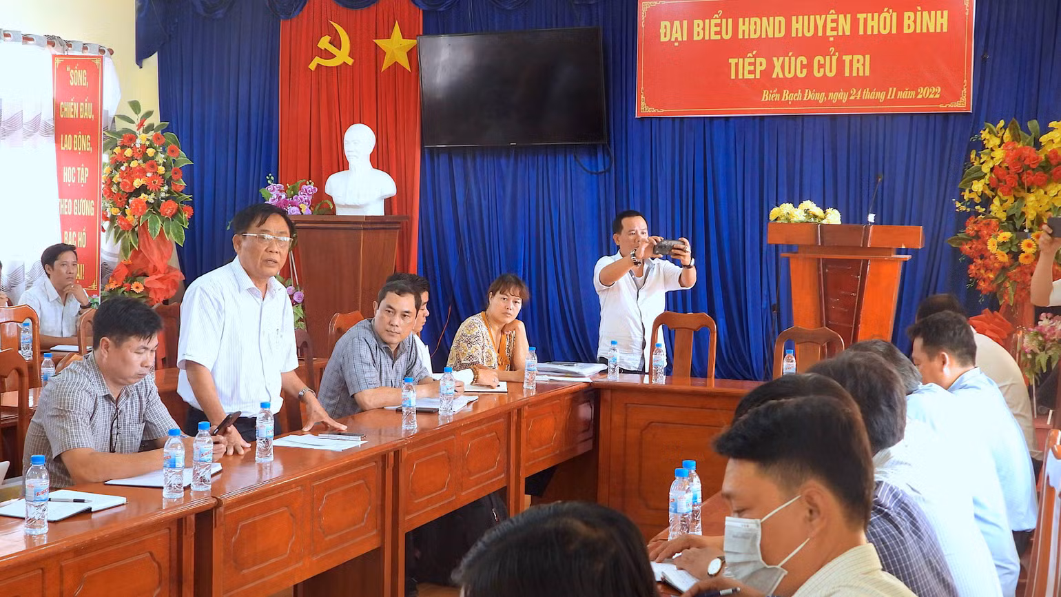Phó Giám đốc Sở Nông nghiệp và Phát triển nông thôn Cà Mau đề xuất phía đơn vị bao tiêu tạo điều kiện chia sẻ giúp nông dân tiêu thụ lúa. Phó Giám đốc Sở Nông nghiệp và Phát triển nông thôn Cà Mau đề xuất phía đơn vị bao tiêu tạo điều kiện chia sẻ giúp nông dân tiêu thụ lúa.