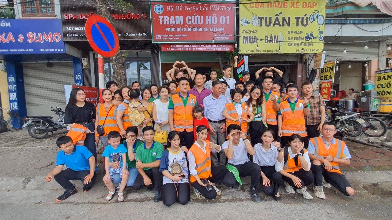 Các thành viên Đội hỗ trợ sơ cứu Fast Angel (áo vàng) luôn sẵn sàng lên đường bất cứ khi nào nhận tin có nạn nhân tai nạn cần hỗ trợ. Các thành viên Đội hỗ trợ sơ cứu Fast Angel (áo vàng) luôn sẵn sàng lên đường bất cứ khi nào nhận tin có nạn nhân tai nạn cần hỗ trợ.