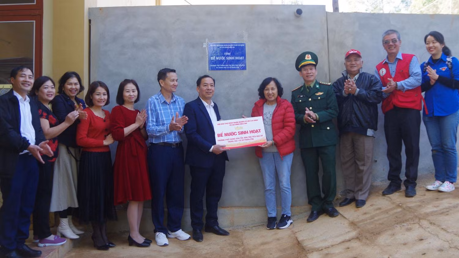 Đoàn thiện nguyện bàn giao công trình bể chứa nước cho nhà trường.