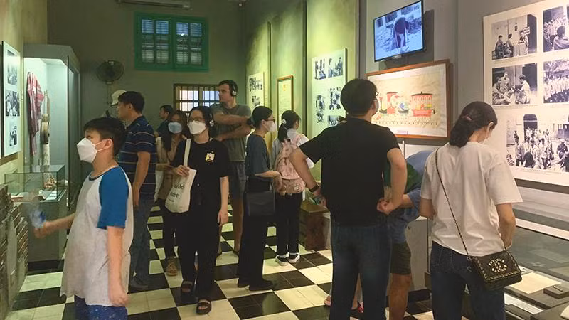 Lượng du khách đến tham quan Nhà tù Hỏa Lò rất đông.