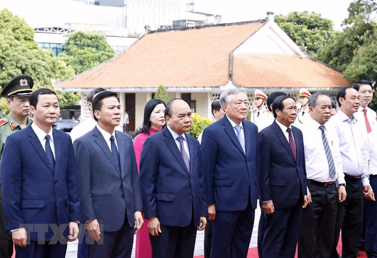 Chủ tịch nước Nguyễn Xuân Phúc dâng hương, hoa tại Khu văn hóa tưởng niệm Bác Hồ. (Ảnh: Thống Nhất/TTXVN)