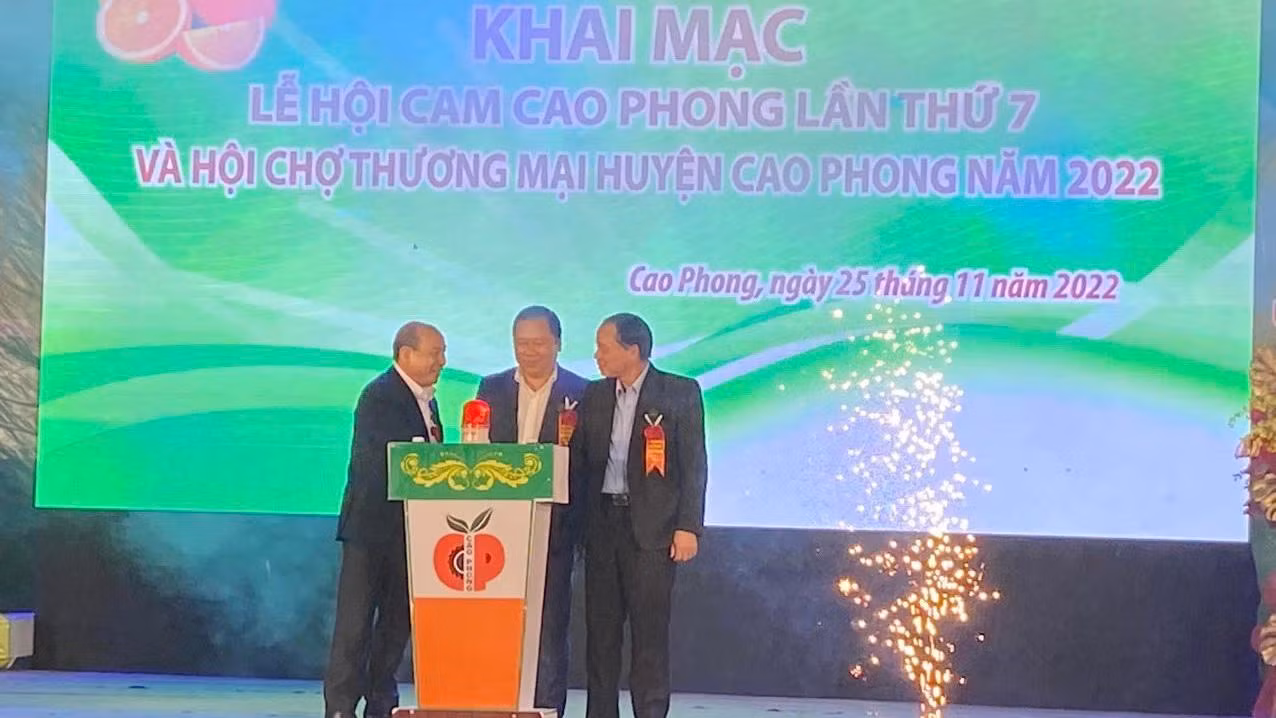 Lãnh đạo tỉnh Hòa Bình ấn nút khai mạc Lễ hội Cam Cao Phong lần thứ 7.