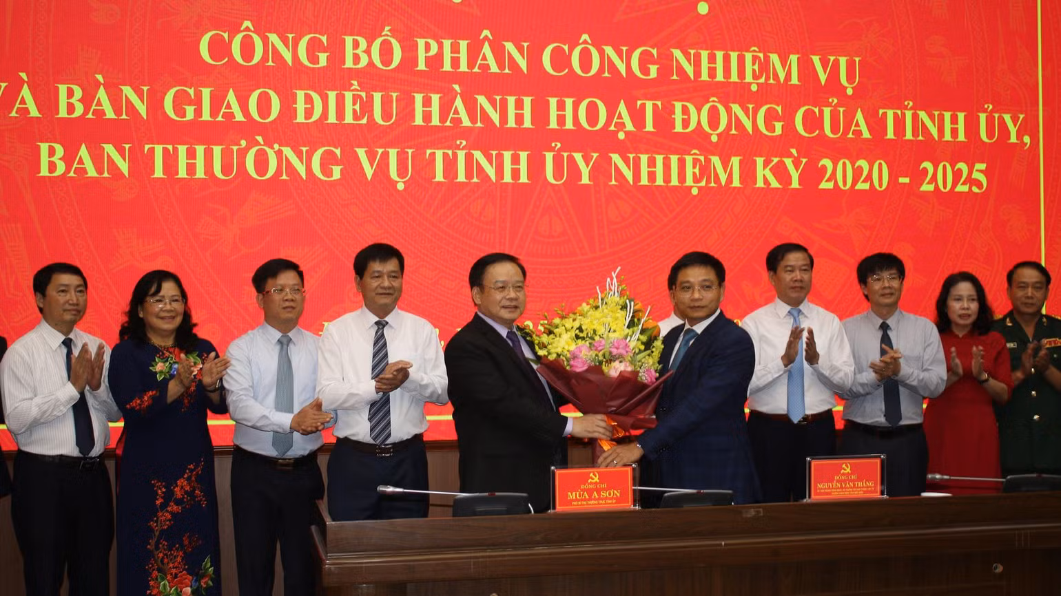 Các đồng chí lãnh đạo Tỉnh ủy, Hội đồng nhân dân, Ủy ban nhân dân tỉnh Điện Biên tặng hoa chúc mừng đồng chí Nguyễn Văn Thắng được Trung ương tin tưởng giao trọng trách mới.