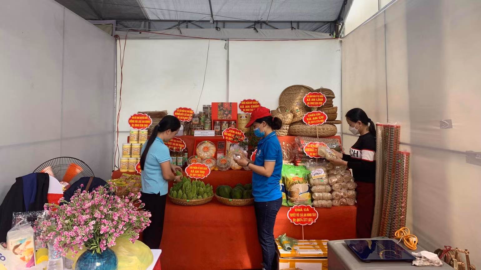 Một số sản phẩm đặc trưng (chiếu cói, tre đan, bẹ chuối…) của phụ nữ huyện Tuy An, Phú Yên được giới thiệu tại phiên chợ.