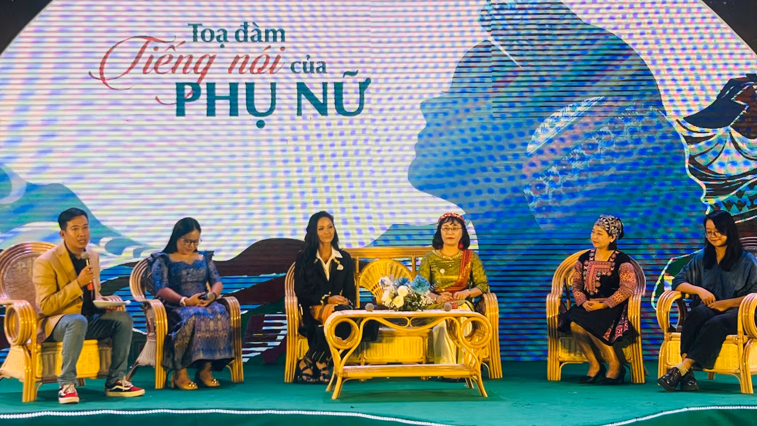Lắng nghe chia sẻ từ các diễn giả trong buổi tọa đàm “Tiếng nói của phụ nữ”.