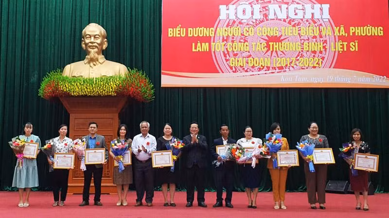 Tặng Bằng khen cho 10 tập thể xã, phường, thị trấn làm tốt công tác thương binh-liệt sĩ. Tặng Bằng khen cho 10 tập thể xã, phường, thị trấn làm tốt công tác thương binh-liệt sĩ.