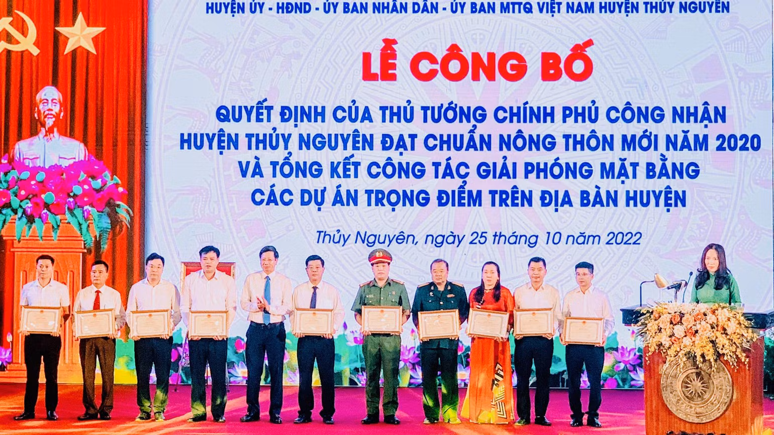 Lãnh đạo Ủy ban nhân dân thành phố Hải Phòng trao bằng khen tặng các tập thể của huyện Thủy Nguyên có thành tích xuất sắc trong công tác giải phóng mặt bằng các dự án trọng điểm. Lãnh đạo Ủy ban nhân dân thành phố Hải Phòng trao bằng khen tặng các tập thể của huyện Thủy Nguyên có thành tích xuất sắc trong công tác giải phóng mặt bằng các dự án trọng điểm.