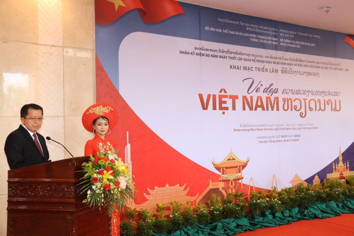 Đồng chí Vansi Kuamua khẳng định nhân dân Lào và Việt Nam đang phấn khởi cùng nhau kỷ niệm Năm Đoàn kết Hữu nghị, chiều 18/7. (Ảnh: XUÂN SƠN)
