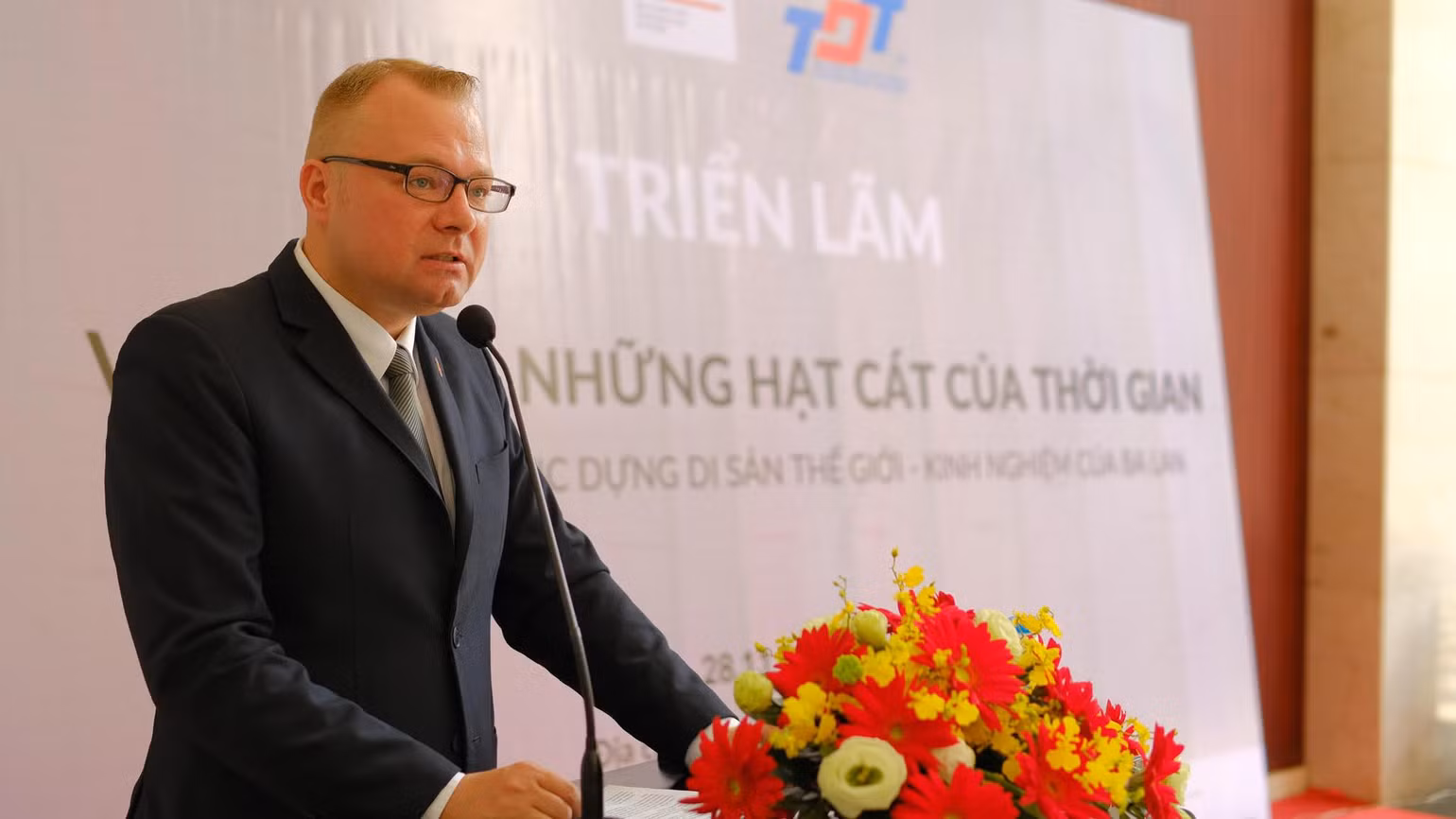 Ông Piotr Harasimowic, Đại diện Đại sứ quán Cộng hòa Ba Lan tại Việt Nam phát biểu tại buổi khai mạc triển lãm. Ông Piotr Harasimowic, Đại diện Đại sứ quán Cộng hòa Ba Lan tại Việt Nam phát biểu tại buổi khai mạc triển lãm.