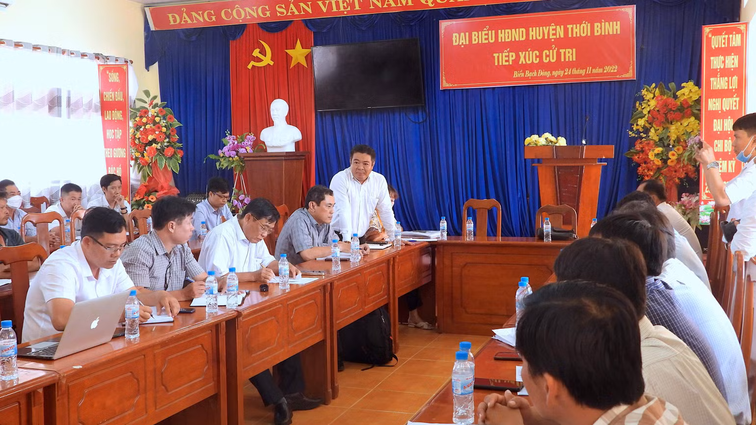 Cuộc họp bàn cách tháo gỡ tiêu thụ lúa giúp nhà nông huyện Thới Bình vào sáng 28/11. Cuộc họp bàn cách tháo gỡ tiêu thụ lúa giúp nhà nông huyện Thới Bình vào sáng 28/11.