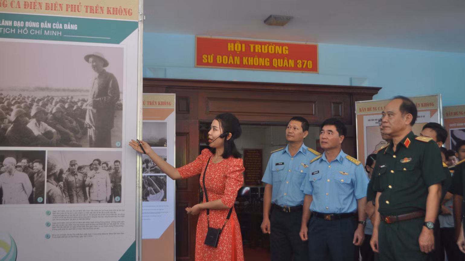 Đại biểu tham quan các khu vực triển lãm. Đại biểu tham quan các khu vực triển lãm.