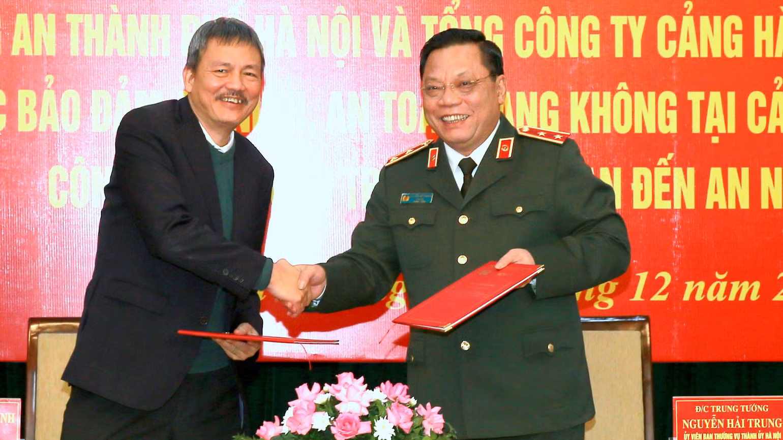 Trung tướng Nguyễn Hải Trung, Giám đốc Công an thành phố Hà Nội và Chủ tịch Hội đồng quản trị ACV Lại Xuân Thanh ký quy chế phối hợp.