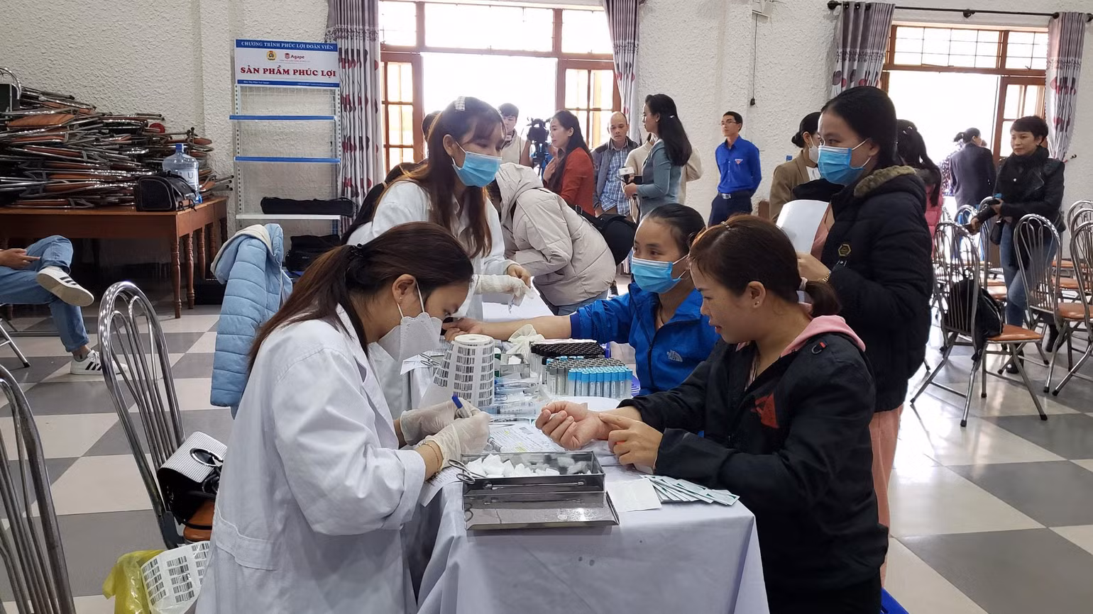 Xét nghiệm máu miễn phí cho nữ công nhân. Xét nghiệm máu miễn phí cho nữ công nhân.