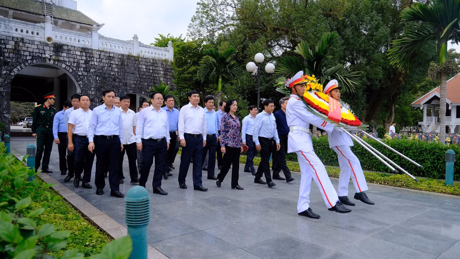 Đồng chí Trương Thị Mai cùng các thành viên đoàn công tác dâng hương, viếng các anh hùng liệt sĩ tại Nghĩa trang liệt sĩ A1.