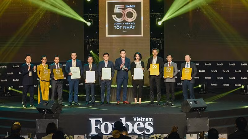 Đại diện Vinamilk (thứ 6 từ trái sang) cùng với 8 doanh nghiệp khác đã góp mặt trong danh sách Top 50 của Forbes 10 năm liền được vinh danh đặc biệt tại sự kiện.