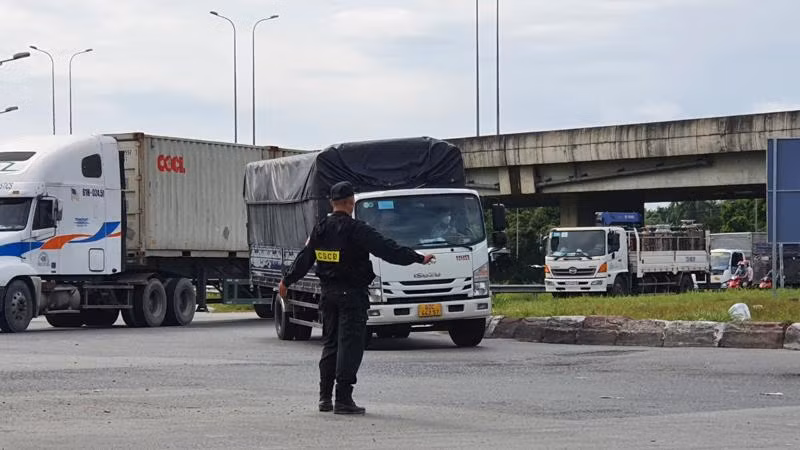 Lực lượng chức năng điều tiết giao thông khu vực vòng xoay quốc lộ 51 lên cao tốc Thành phố Hồ Chí Minh-Long Thành-Dầu Giây.