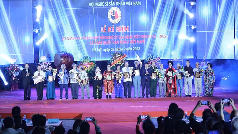 Vinh danh đại diện các tập thể, nghệ sĩ có nhiều cống hiến cho sự phát triển của nghệ thuật sân khấu. (Ảnh: THANH TÙNG) Vinh danh đại diện các tập thể, nghệ sĩ có nhiều cống hiến cho sự phát triển của nghệ thuật sân khấu. (Ảnh: THANH TÙNG)