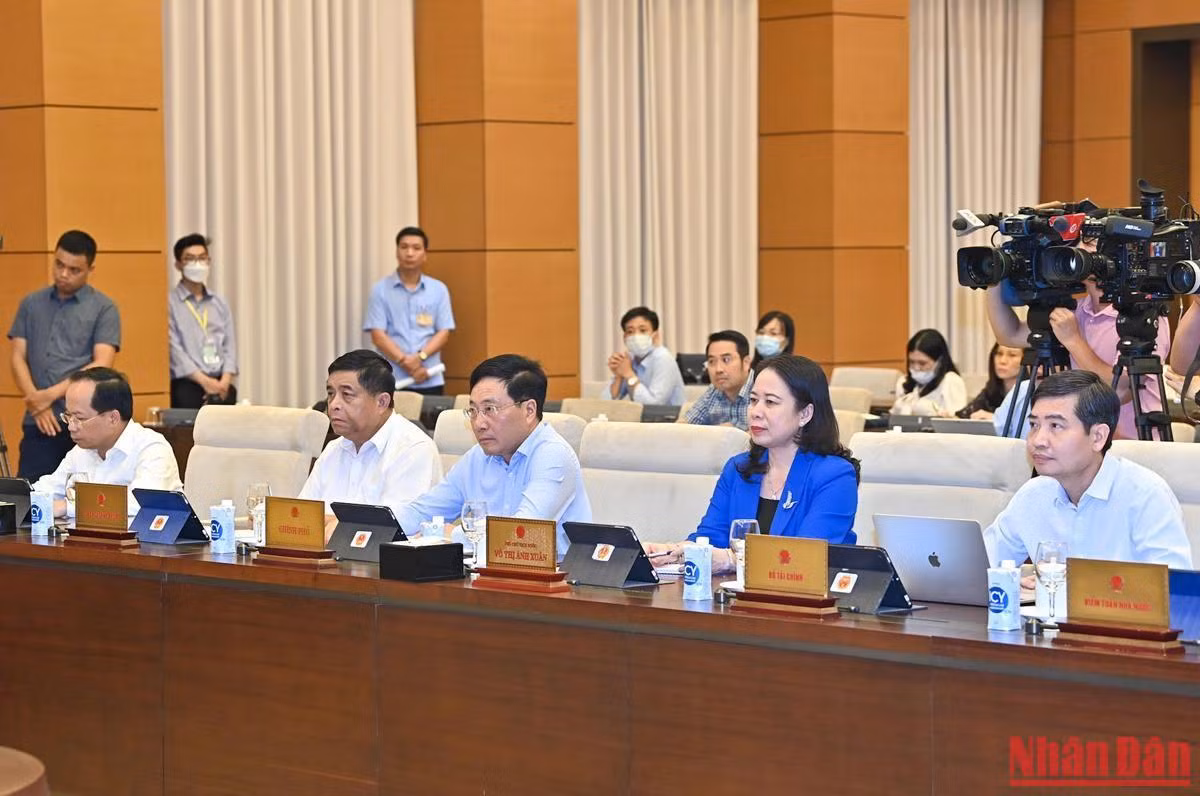 Phó Thủ tướng Thường trực Chính phủ Phạm Bình Minh, Phó Chủ tịch nước Võ Thị Ánh Xuân cùng các đại biểu dự phiên họp. Phó Thủ tướng Thường trực Chính phủ Phạm Bình Minh, Phó Chủ tịch nước Võ Thị Ánh Xuân cùng các đại biểu dự phiên họp.