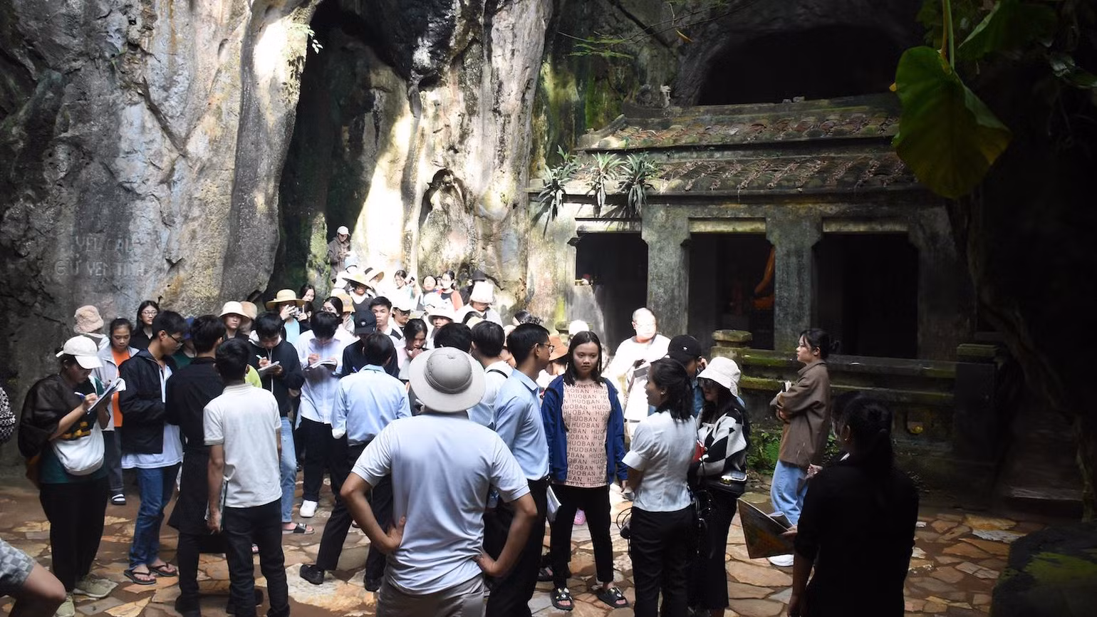 70 sinh viên khoa Địa lý Trường đại học Sư phạm Hồ Chí Minh, thực địa tìm hiểu lịch sử ma nhai tại Động Tang Chơn, sáng 29/11.
