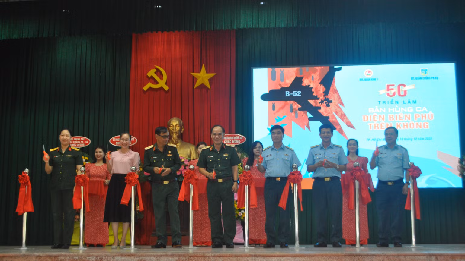 Các đại biểu cắt băng khai mạc triển lãm. Các đại biểu cắt băng khai mạc triển lãm.