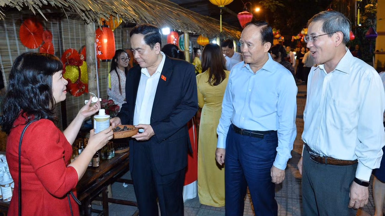 Phó Chủ tịch Thường trực Quốc hội Trần Thanh Mẫn thăm các gian hàng.