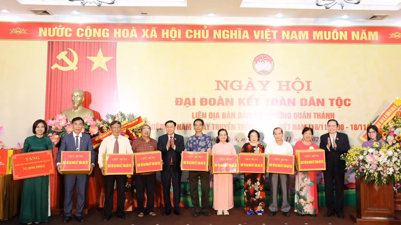 Các đồng chí Vương Đình Huệ và Trần Thanh Mẫn tặng những phần quà ý nghĩa động viên cán bộ và nhân dân phường Quán Thánh.