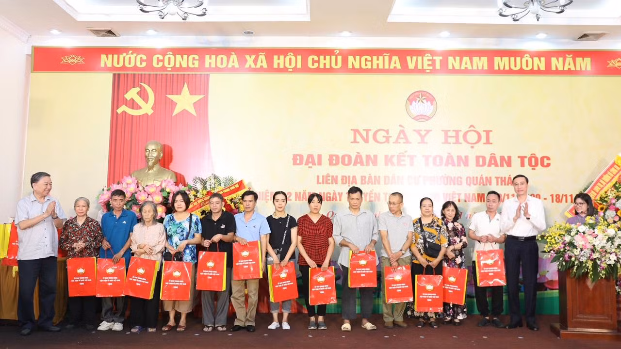 Đại tướng Tô Lâm tặng quà.