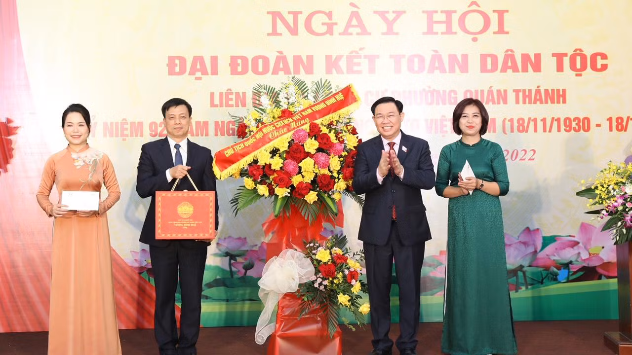 Chủ tịch Quốc hội tặng lẵng hoa chúc mừng.