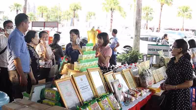 Khách hàng tham quan, mua sắm tại Hội chợ.