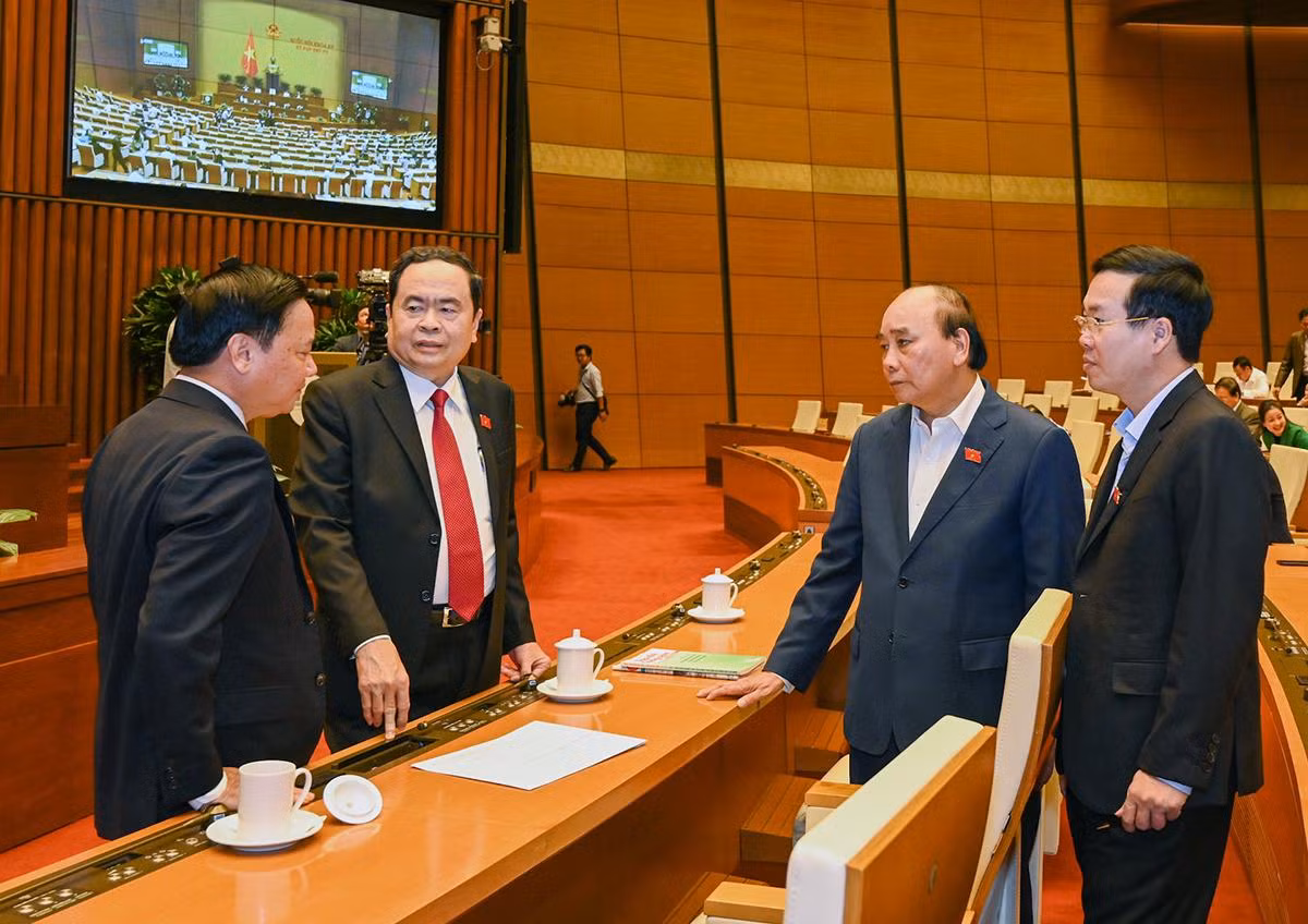 Chủ tịch nước Nguyễn Xuân Phúc, Thường trực Ban Bí thư Võ Văn Thưởng, Phó Chủ tịch Thường trực Quốc hội Trần Thanh Mẫn và Phó Chủ tịch Quốc hội Nguyễn Khắc Định trao đổi trước giờ khai mạc Phiên chất vấn và trả lời chất vấn. Chủ tịch nước Nguyễn Xuân Phúc, Thường trực Ban Bí thư Võ Văn Thưởng, Phó Chủ tịch Thường trực Quốc hội Trần Thanh Mẫn và Phó Chủ tịch Quốc hội Nguyễn Khắc Định trao đổi trước giờ khai mạc Phiên chất vấn và trả lời chất vấn.