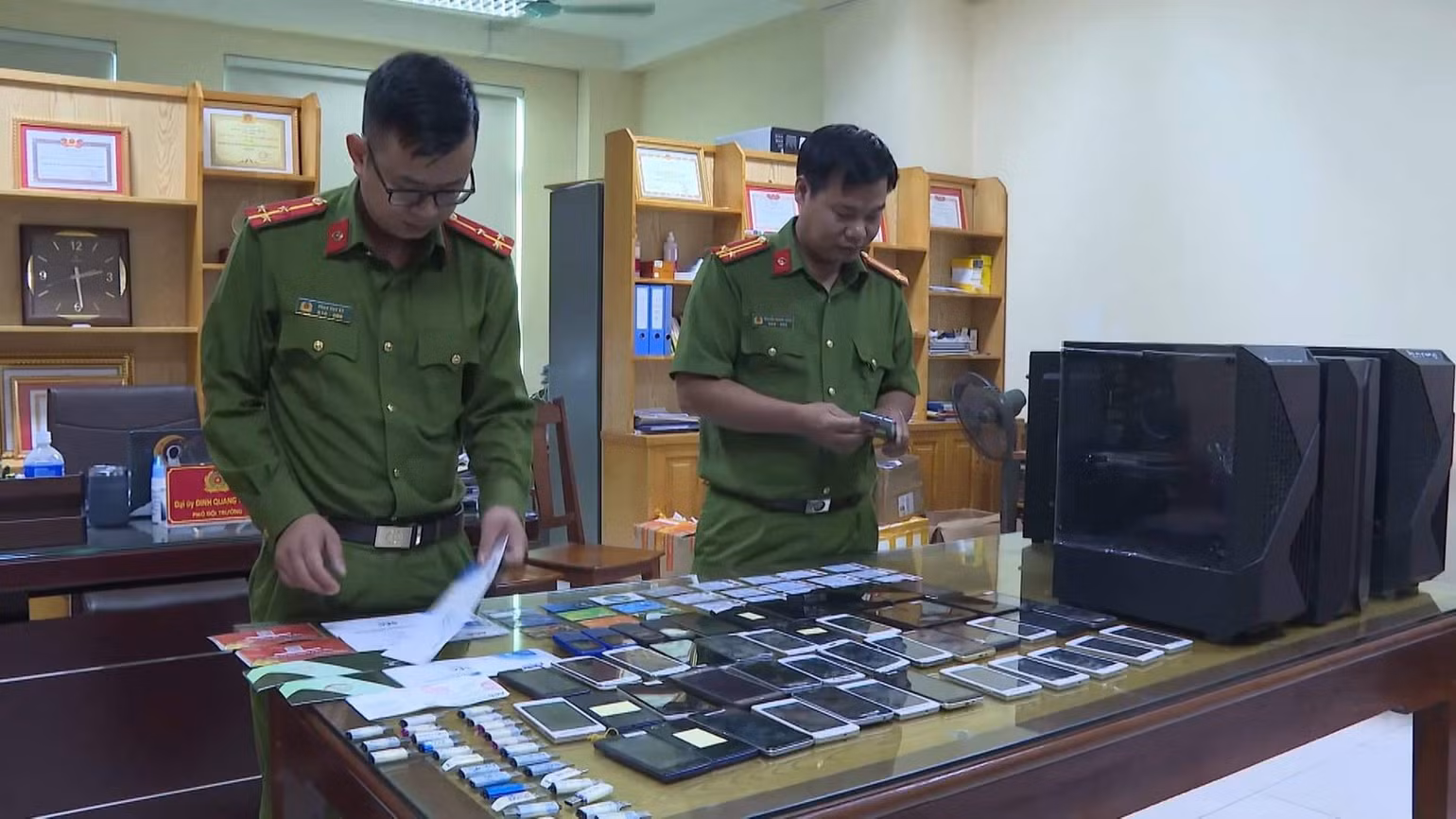 Tang vật vụ lọt thông tin cá nhân. Tang vật vụ lọt thông tin cá nhân.