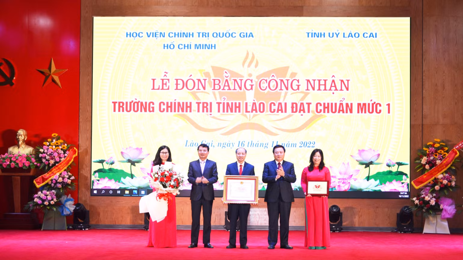 Đồng chí Nguyễn Xuân Thắng trao Bằng công nhận đạt chuẩn mức độ 1 cho Trường Chính trị tỉnh Lào Cai. Đồng chí Nguyễn Xuân Thắng trao Bằng công nhận đạt chuẩn mức độ 1 cho Trường Chính trị tỉnh Lào Cai.