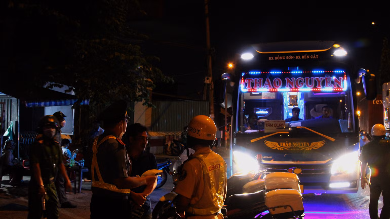 Đội Thanh tra giao thông số 5 phối hợp Công an phường Tam Bình kiểm tra xử phạt tài xế đón, trả khách tại chân Cầu vượt Bình Phước trên quốc lộ 1A, phường Tam Bình, thành phố Thủ Đức. Đội Thanh tra giao thông số 5 phối hợp Công an phường Tam Bình kiểm tra xử phạt tài xế đón, trả khách tại chân Cầu vượt Bình Phước trên quốc lộ 1A, phường Tam Bình, thành phố Thủ Đức.