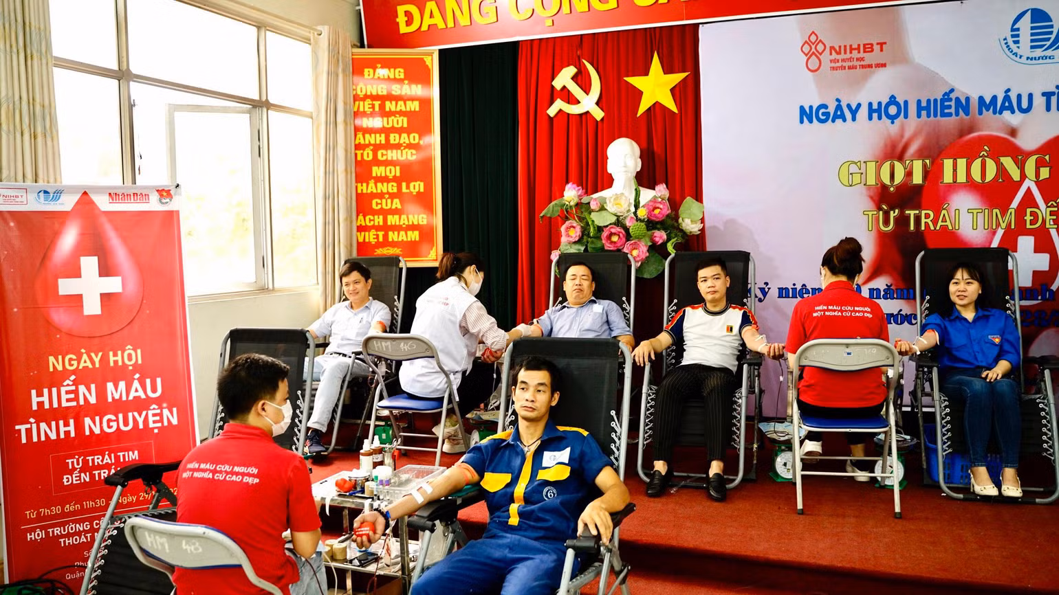 Ban tổ chức đã thu nhận được hơn 250 đơn vị máu tại lễ phát động. Ban tổ chức đã thu nhận được hơn 250 đơn vị máu tại lễ phát động.