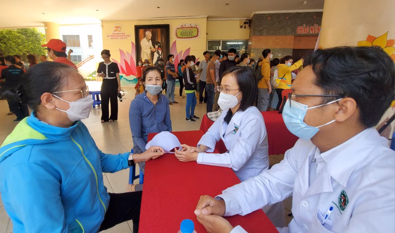 Bà con được tư vấn chăm sóc sức khỏe miễn phí. Bà con được tư vấn chăm sóc sức khỏe miễn phí.