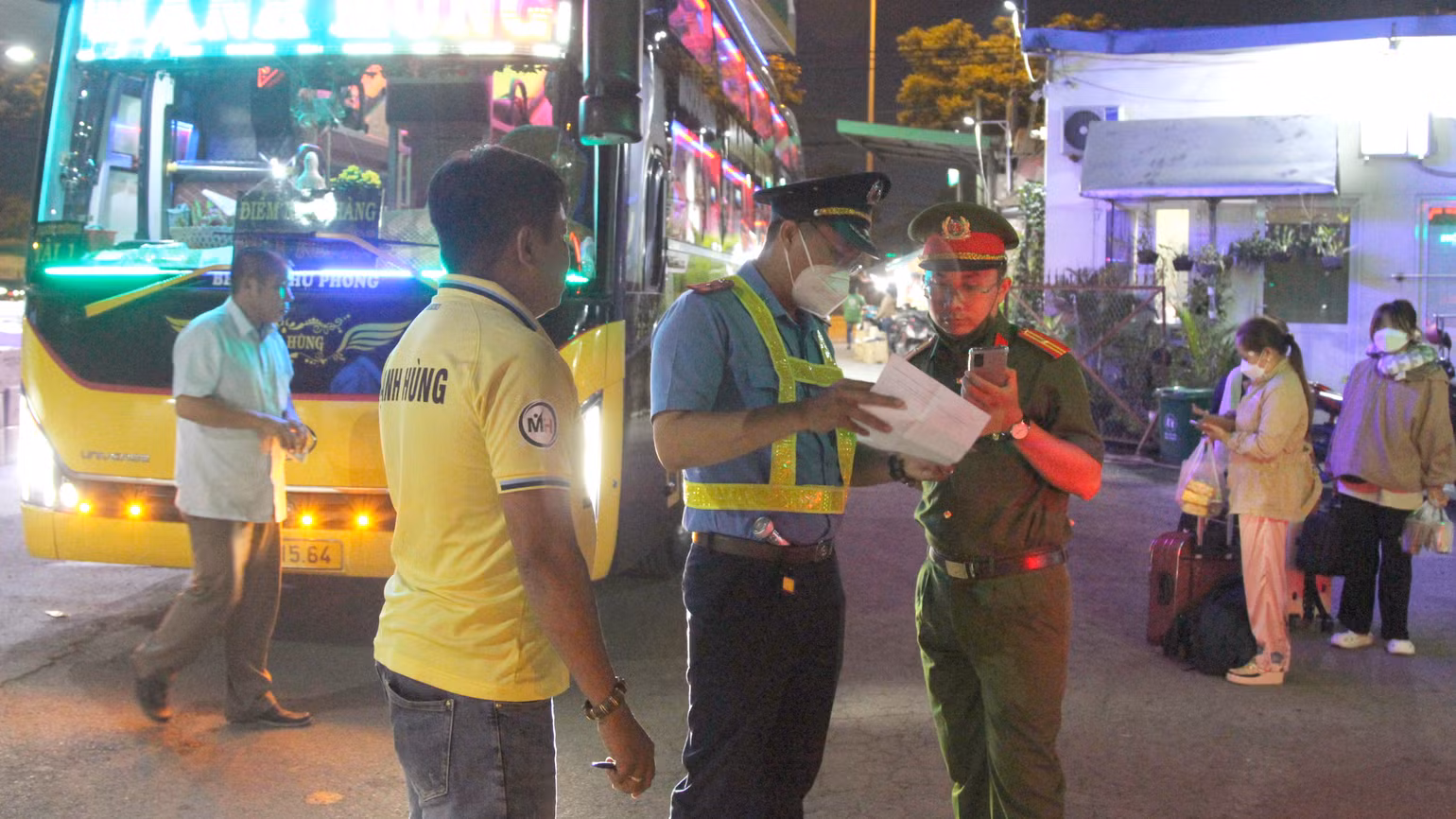 Đội Thanh tra giao thông số 5 phối hợp Công an phường Tam Bình kiểm tra một “bến cóc” trên quốc lộ 1A, phường Tam Bình, thành phố Thủ Đức. Đội Thanh tra giao thông số 5 phối hợp Công an phường Tam Bình kiểm tra một “bến cóc” trên quốc lộ 1A, phường Tam Bình, thành phố Thủ Đức.