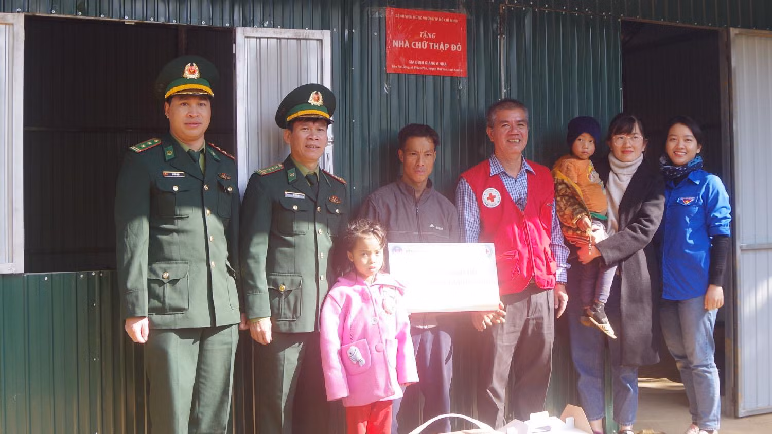Đoàn thiện nguyện trao nhà “Chữ thập đỏ” cho anh Giàng A Nhạ, tại bản Pá Liềng, xã Phiêng Pằn.