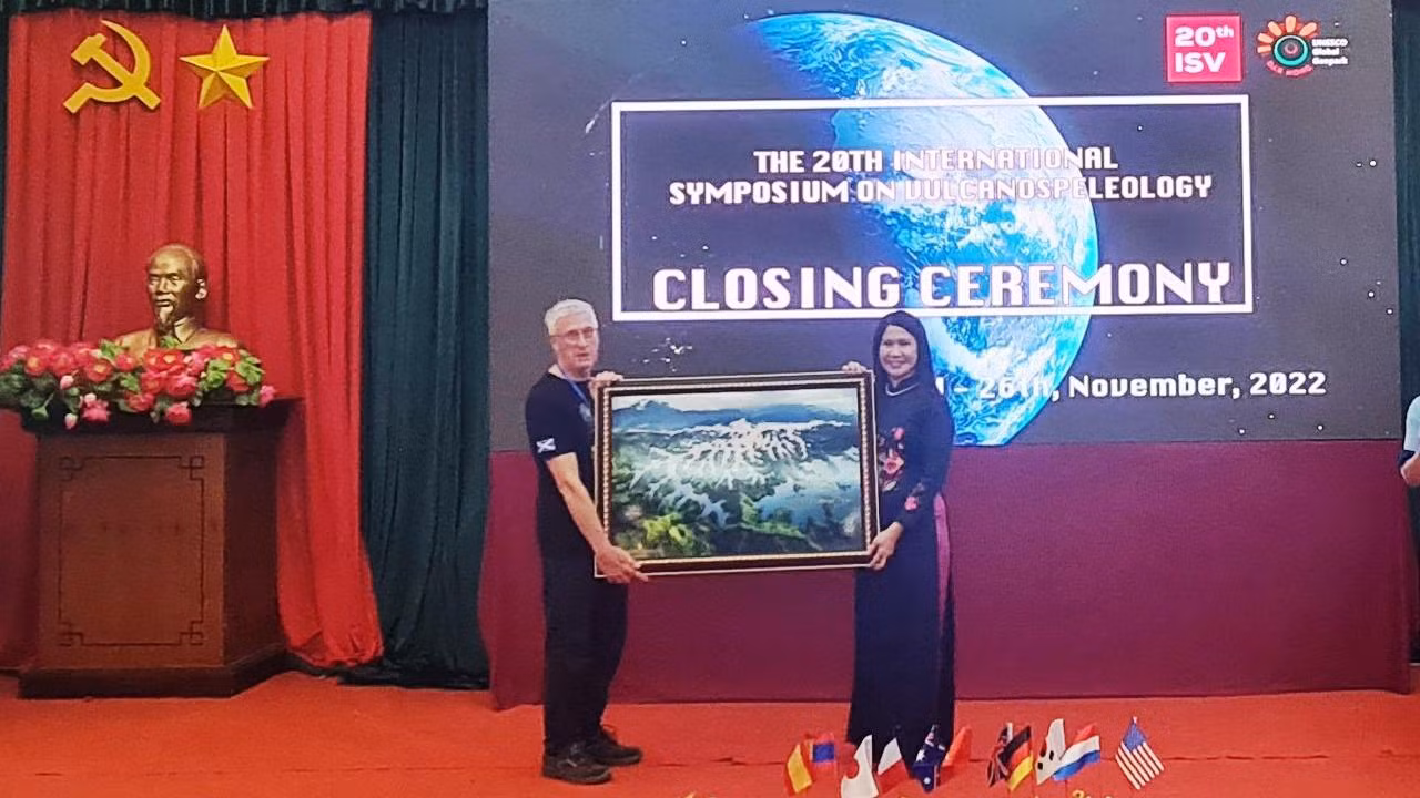 Tỉnh Đắk Nông trao quà lưu niệm cho các nhà khoa học, chuyên gia, học giả quốc tế tham dự Hội nghị quốc tế về Hang động núi lửa lần thứ 20.