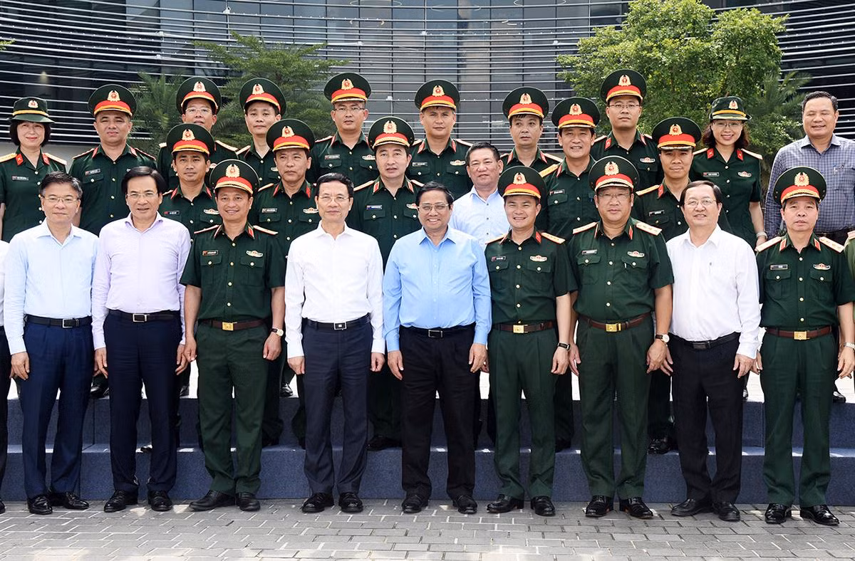 Thủ tướng Phạm Minh Chính chụp ảnh chung với cán bộ, sĩ quan Tập đoàn Công nghiệp-Viễn thông Quân đội (Viettel).