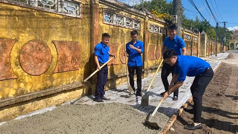 Các đoàn viên thanh niên tham gia đổ bê tông tuyến đường trên địa bàn xã Mê Linh (huyện Đông Hưng, tỉnh Thái Bình).