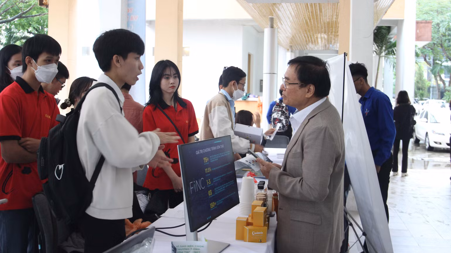 Đại biểu tham quan, tìm hiểu sản phẩm khởi nghiệp của sinh viên.