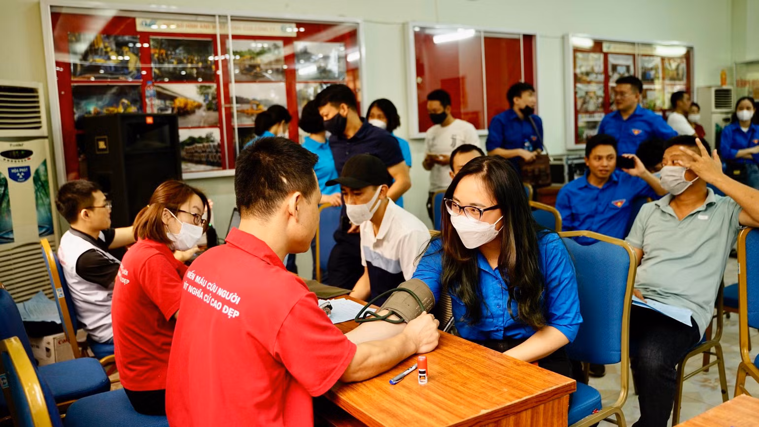 Đoàn viên, thanh niên Công ty trách nhiệm hữu hạn một thành viên Thoát nước Hà Nội và Báo Nhân Dân tích cực đăng ký tham gia hiến máu nhân đạo. Đoàn viên, thanh niên Công ty trách nhiệm hữu hạn một thành viên Thoát nước Hà Nội và Báo Nhân Dân tích cực đăng ký tham gia hiến máu nhân đạo.
