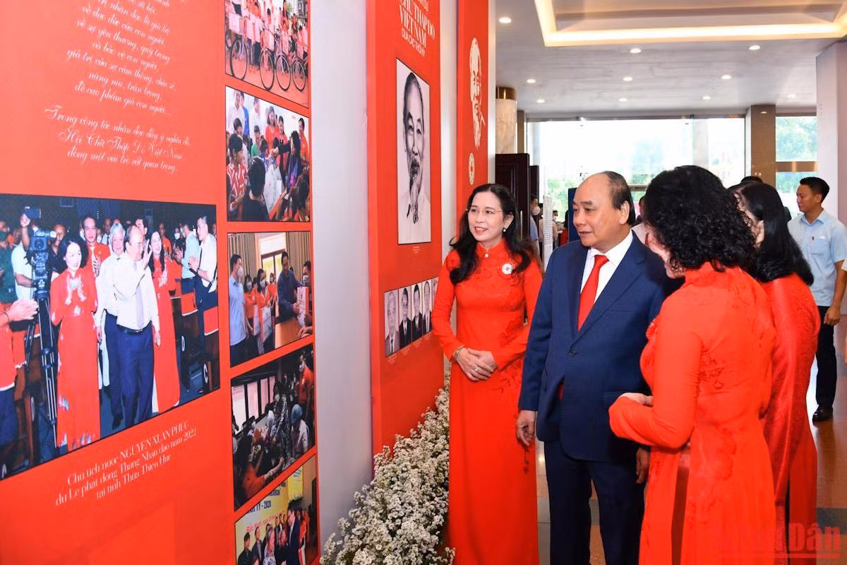 Chủ tịch nước Nguyễn Xuân Phúc tham quan triễn lãm bên lề đại hội.