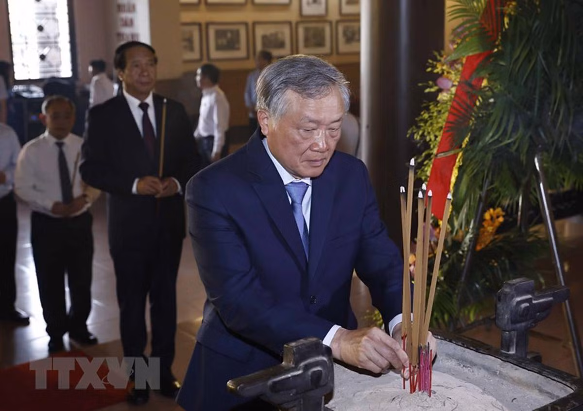 Chánh án Tòa án nhân dân tối cao Nguyễn Hòa Bình dâng hương tại Khu văn hóa tưởng niệm Bác Hồ. (Ảnh: Thống Nhất/TTXVN)