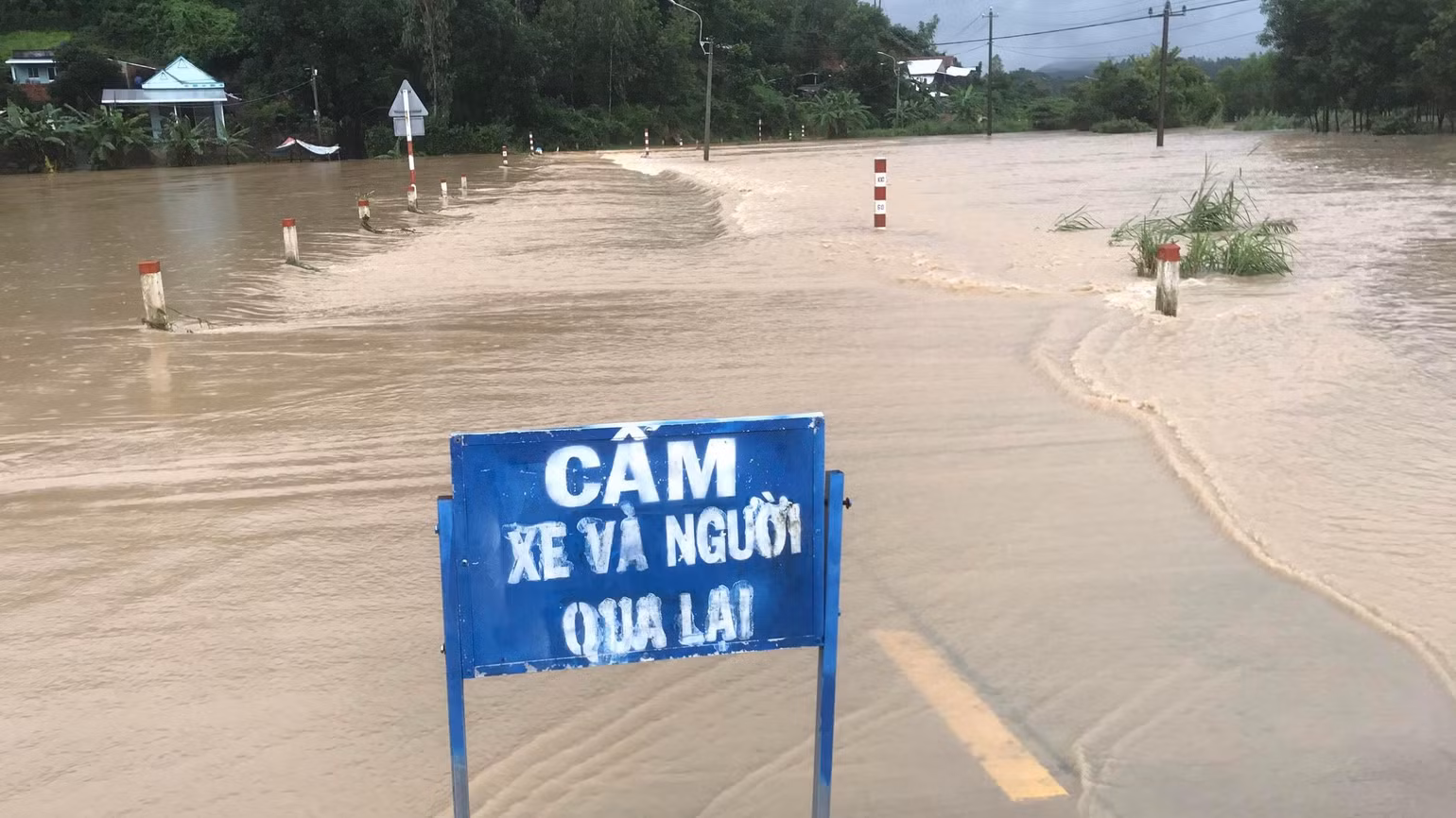 ĐT 642 từ Đồng Xuân đi Sông Cầu bị ngập nhiều đoạn gây ách tắc giao thông. ĐT 642 từ Đồng Xuân đi Sông Cầu bị ngập nhiều đoạn gây ách tắc giao thông.